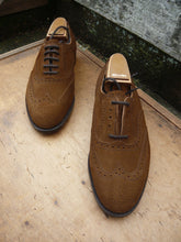 Load image into Gallery viewer, TRICKER'S BROGUES – BROWN / TAN SUEDE - UK 6 (WIDE) – UNWORN CONDITION