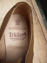 Load image into Gallery viewer, TRICKER'S BROGUES – BROWN / TAN SUEDE - UK 6 (WIDE) – UNWORN CONDITION